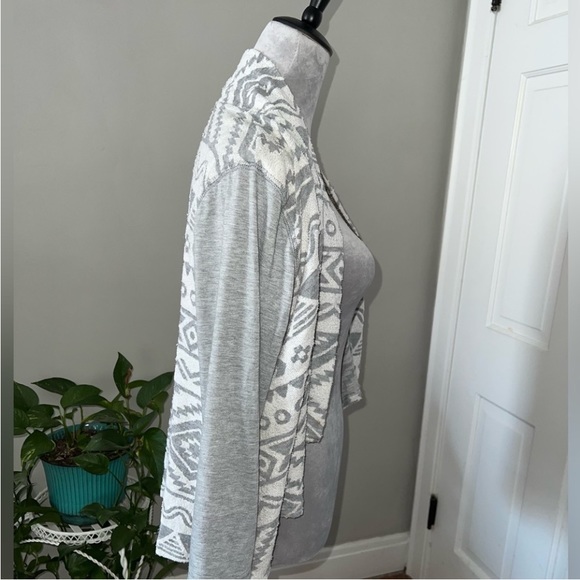 Maurice’s grey Aztec cardigan size large - Picture 5 of 7